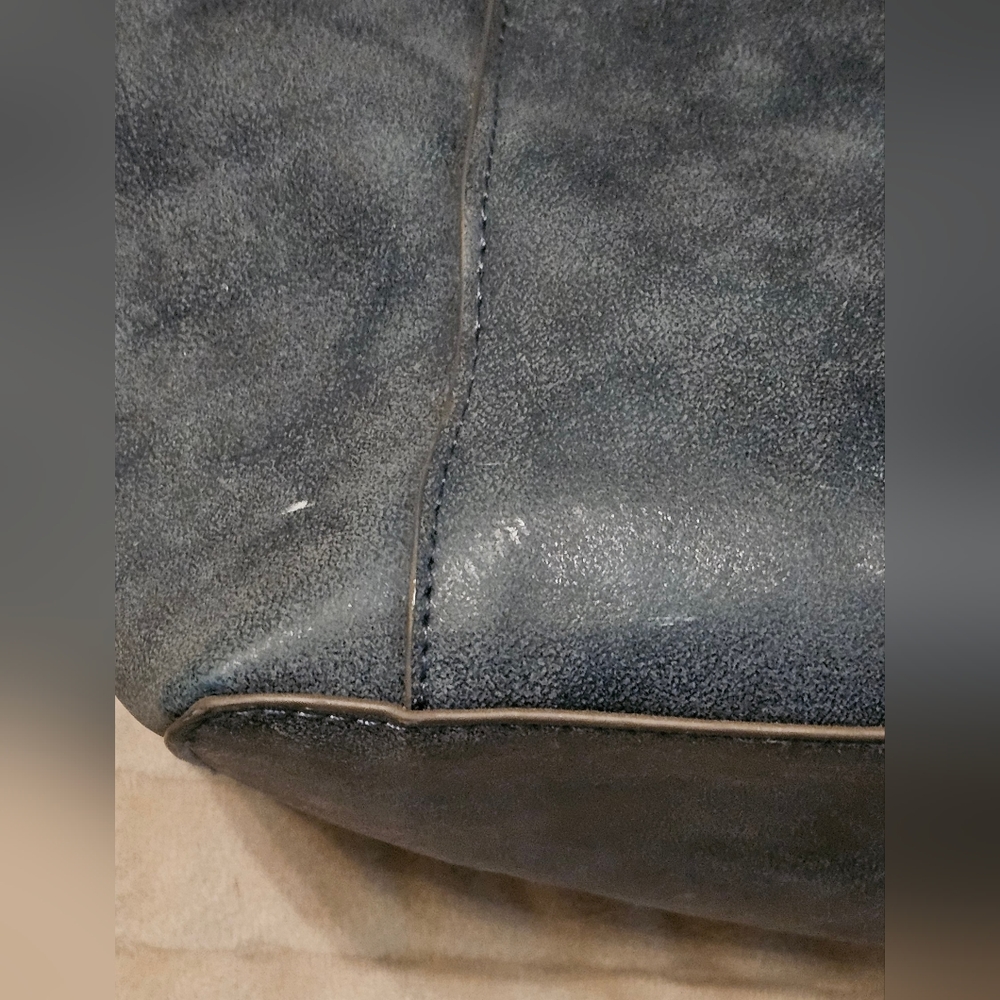 Large Blue Bag‎ with Gold Accents - Picture 3 of 10